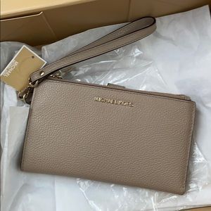Michael Kors Adele Pebbled Leather Wallet♥️